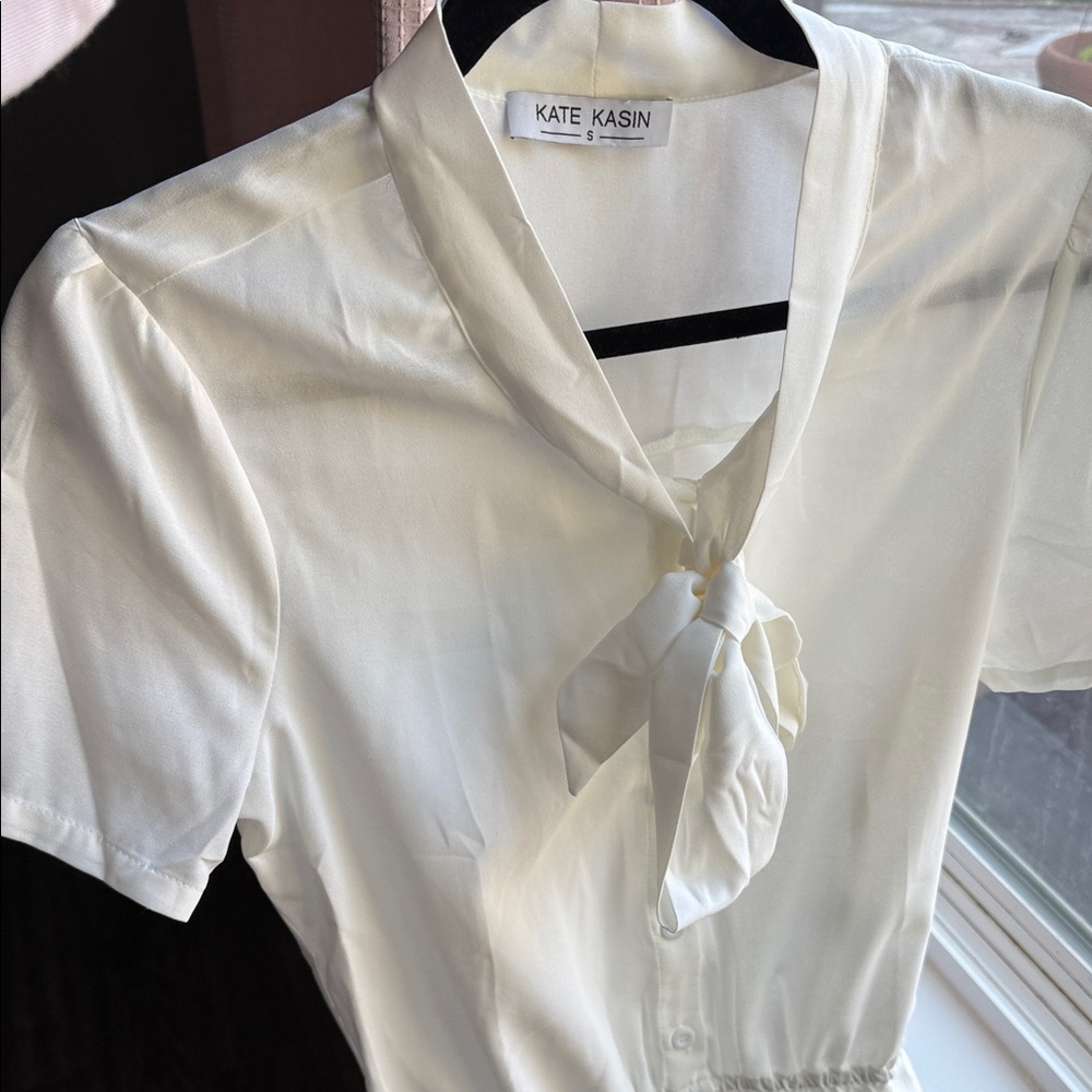 Kate Kasin Elegant Cream Blouse
